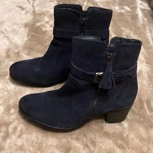 Earth Origins navy blue suede ankle booties size 8W Wide Width HTF Boots